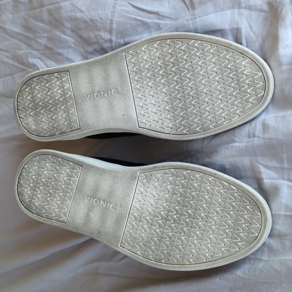 Vionic Elise Women's Black Leather Sneakers With Metallic Silver Tongue - Picture 6 of 11